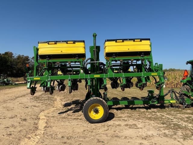 Image of John Deere 1745 equipment image 2