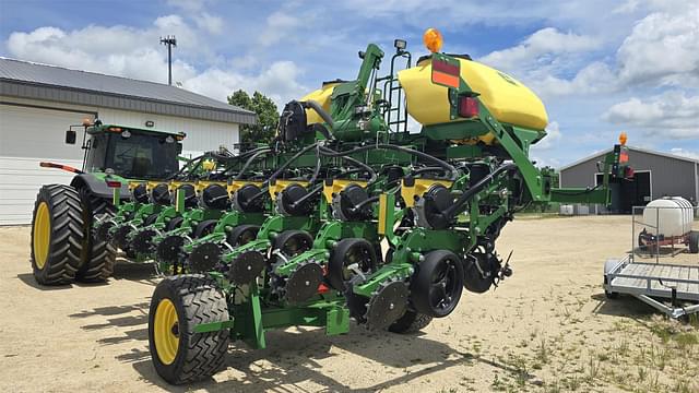 Image of John Deere 1745 equipment image 2