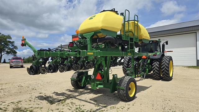 Image of John Deere 1745 equipment image 4