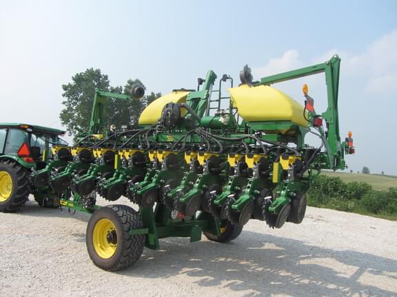 Image of John Deere 1745 equipment image 2