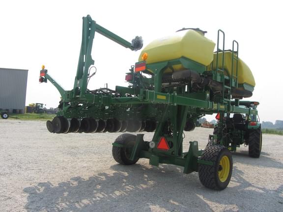 Image of John Deere 1745 equipment image 4
