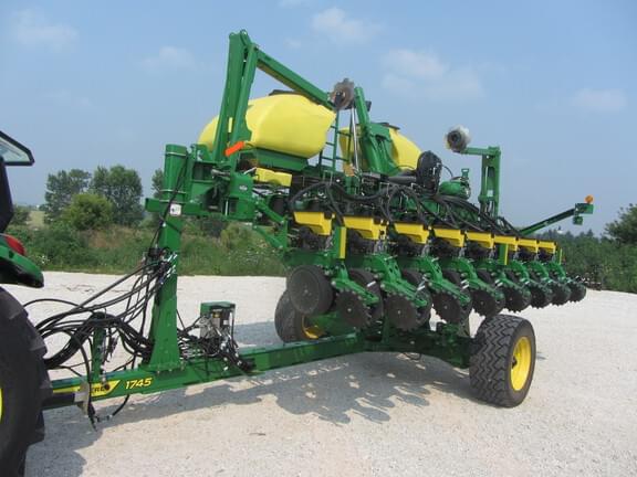 Image of John Deere 1745 equipment image 1