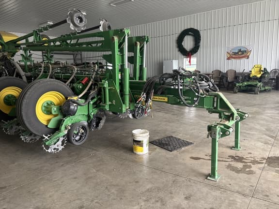 Image of John Deere 1775 equipment image 4