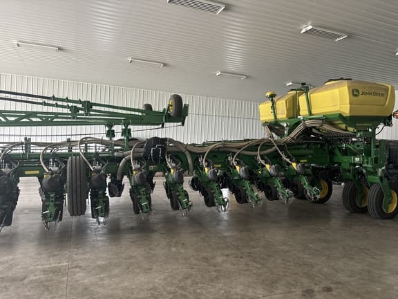 Image of John Deere 1775 equipment image 3
