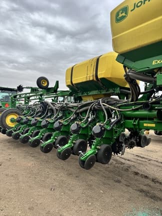 Image of John Deere 1775 equipment image 3