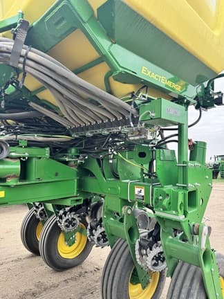 Image of John Deere 1775 equipment image 2