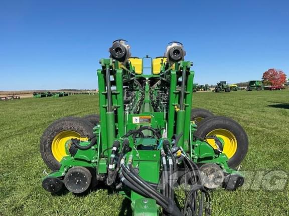 Image of John Deere 1775 equipment image 4