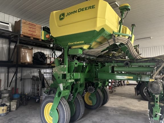 Image of John Deere 1775 equipment image 1