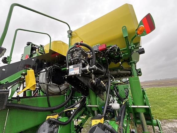 Image of John Deere 1775 equipment image 1