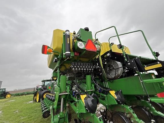 Image of John Deere 1775 equipment image 4