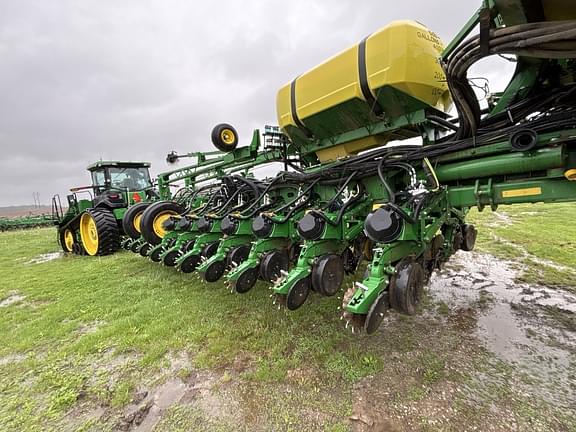 Image of John Deere 1775 equipment image 3
