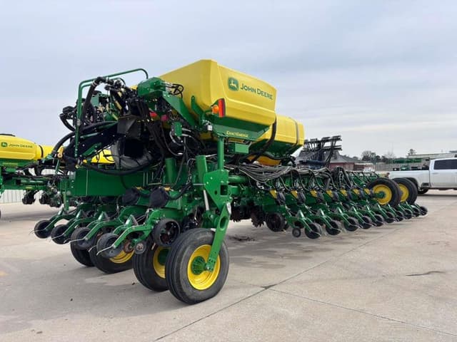 Image of John Deere 1775 equipment image 1