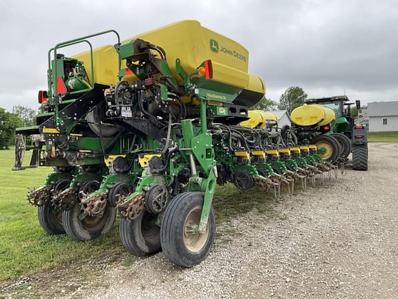 Image of John Deere 1775 equipment image 3