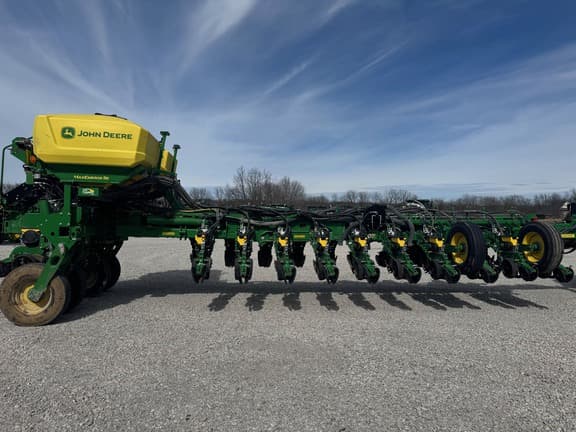 Image of John Deere 1775 equipment image 3