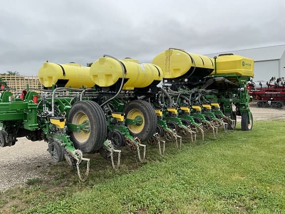 Image of John Deere 1775 equipment image 1