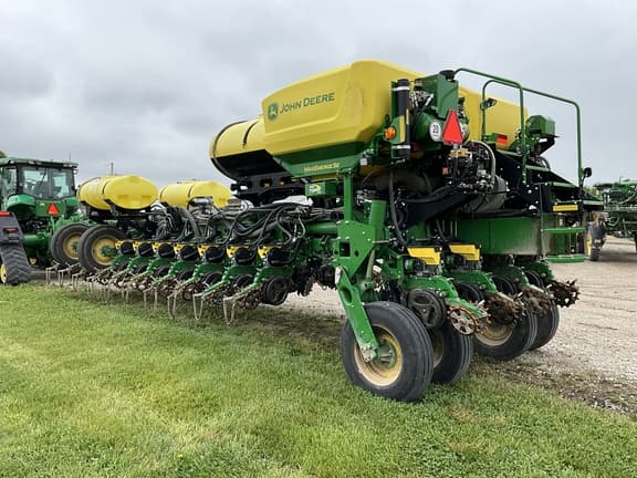 Image of John Deere 1775 equipment image 4