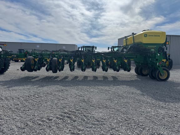 Image of John Deere 1775 equipment image 1