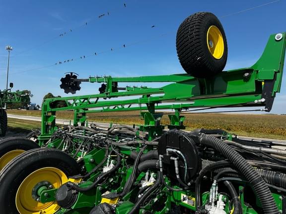 Image of John Deere 1775 equipment image 3