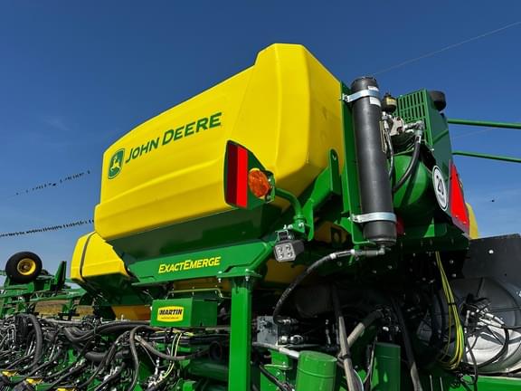 Image of John Deere 1775 equipment image 2