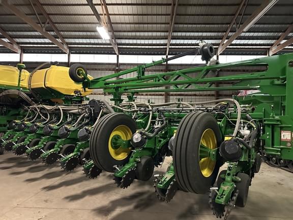 Image of John Deere 1775 equipment image 3