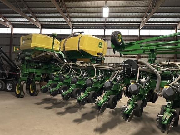 Image of John Deere 1775 equipment image 4