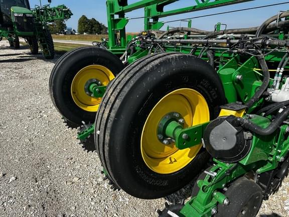 Image of John Deere 1775 equipment image 1
