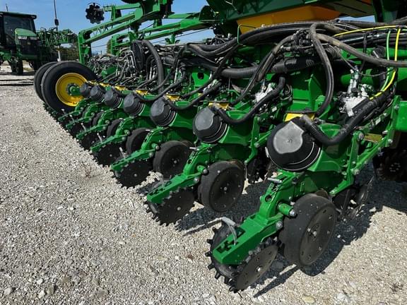 Image of John Deere 1775 equipment image 4