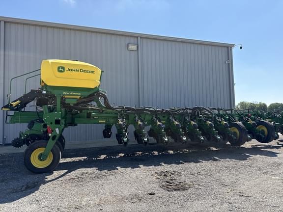 Image of John Deere 1775 equipment image 4
