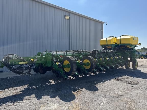 Image of John Deere 1775 equipment image 1