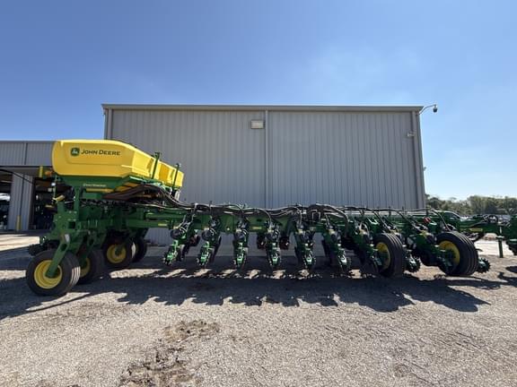 Image of John Deere 1775 equipment image 3