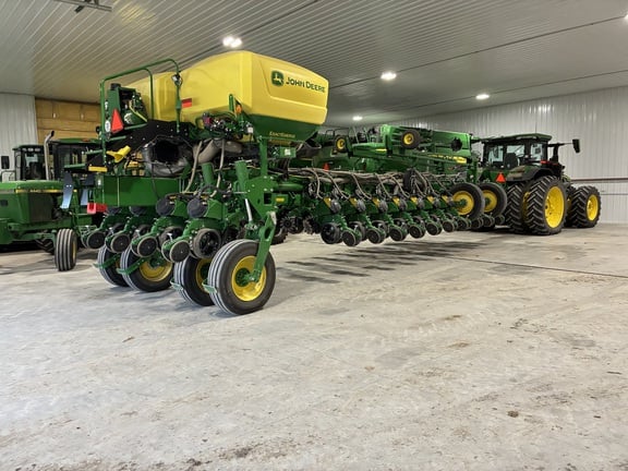 2023 John Deere 1775 Equipment Image0