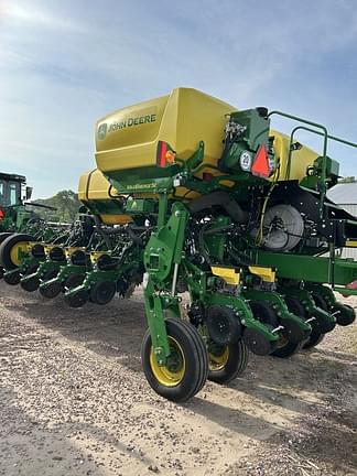 Image of John Deere 1775 equipment image 3