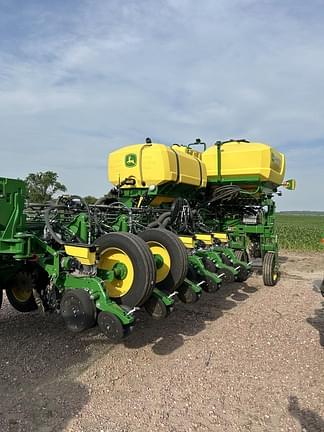 Image of John Deere 1775 equipment image 1