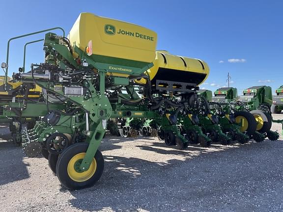 Image of John Deere 1775 equipment image 3