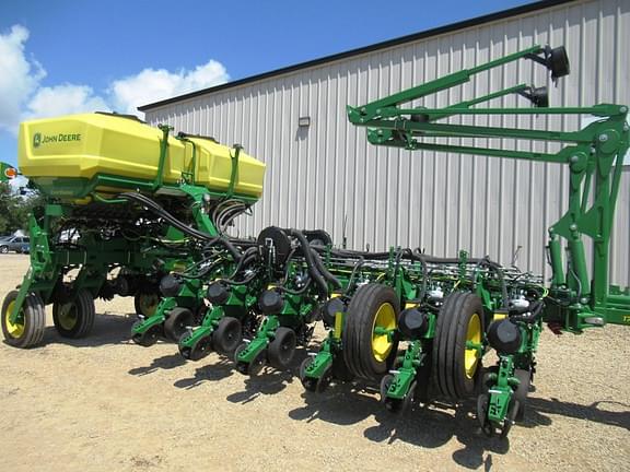 Image of John Deere 1775 equipment image 2