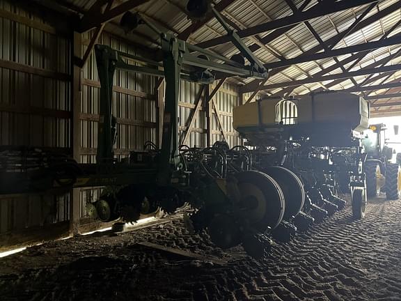 Image of John Deere 1775 equipment image 4