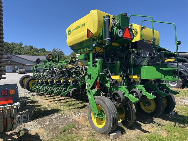 Image of John Deere 1775 equipment image 4