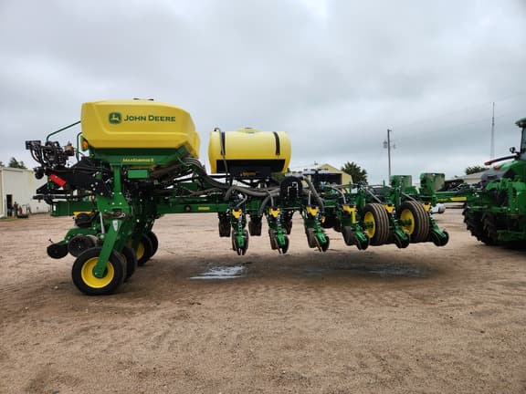 Image of John Deere 1775 equipment image 2