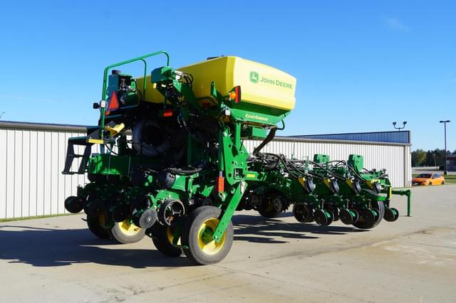 Image of John Deere 1775 equipment image 2