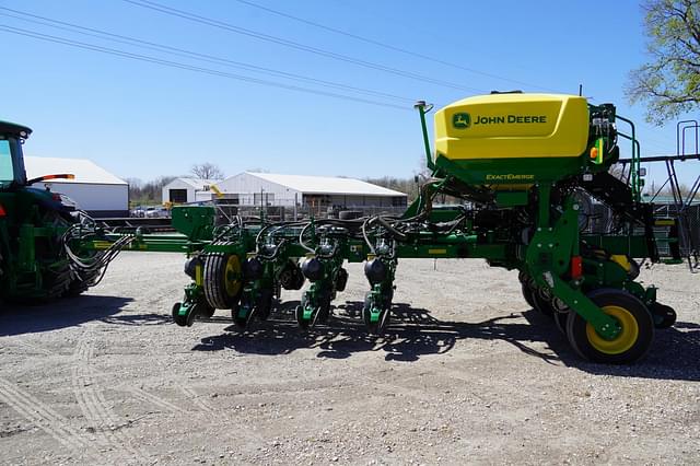 Image of John Deere 1775 equipment image 2