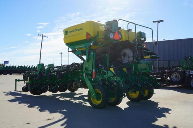 Image of John Deere 1775 equipment image 4