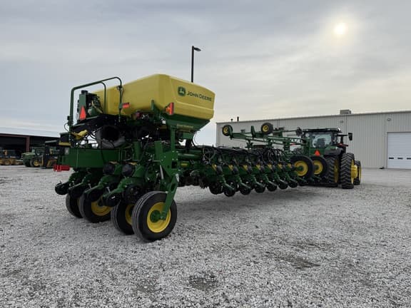Image of John Deere 1775 equipment image 3