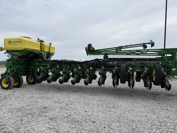 Image of John Deere 1775 equipment image 2