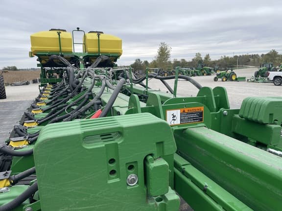 Image of John Deere 1775 equipment image 4