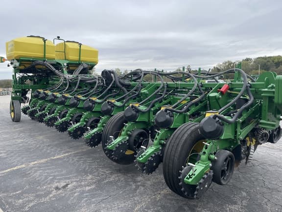 Image of John Deere 1775 equipment image 3