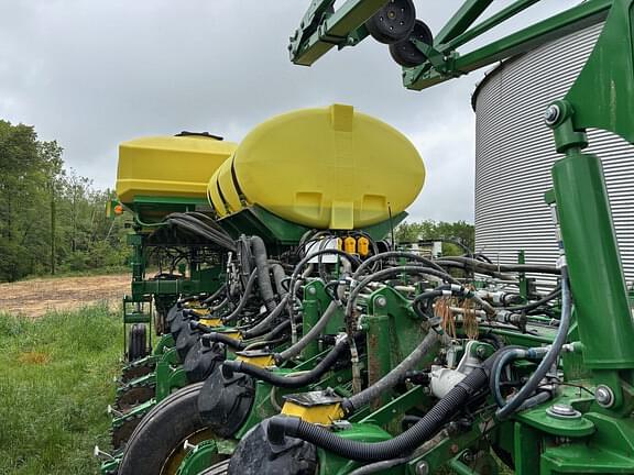 Image of John Deere 1775 equipment image 2