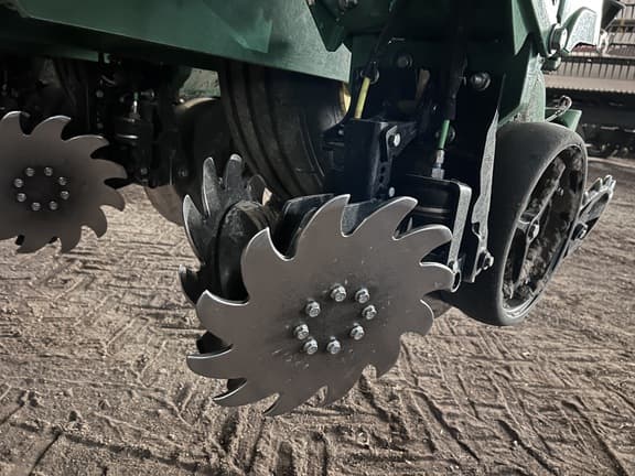 Image of John Deere 1775 equipment image 4