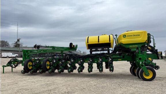 Image of John Deere 1775NT equipment image 2