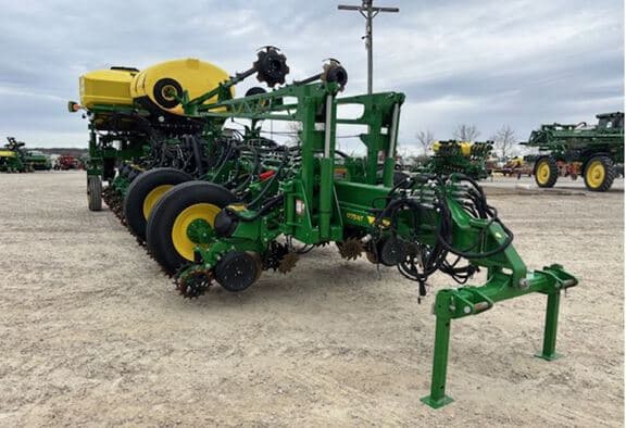 Image of John Deere 1775NT equipment image 1