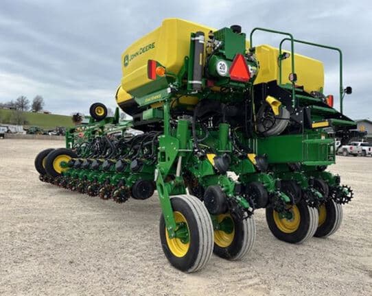 Image of John Deere 1775NT equipment image 3